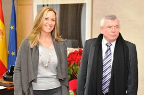 La Ministra de Sanidad y Política Social, Trinidad Jiménez, con Pedro Castro, en una reciente reunión en el Ministerio